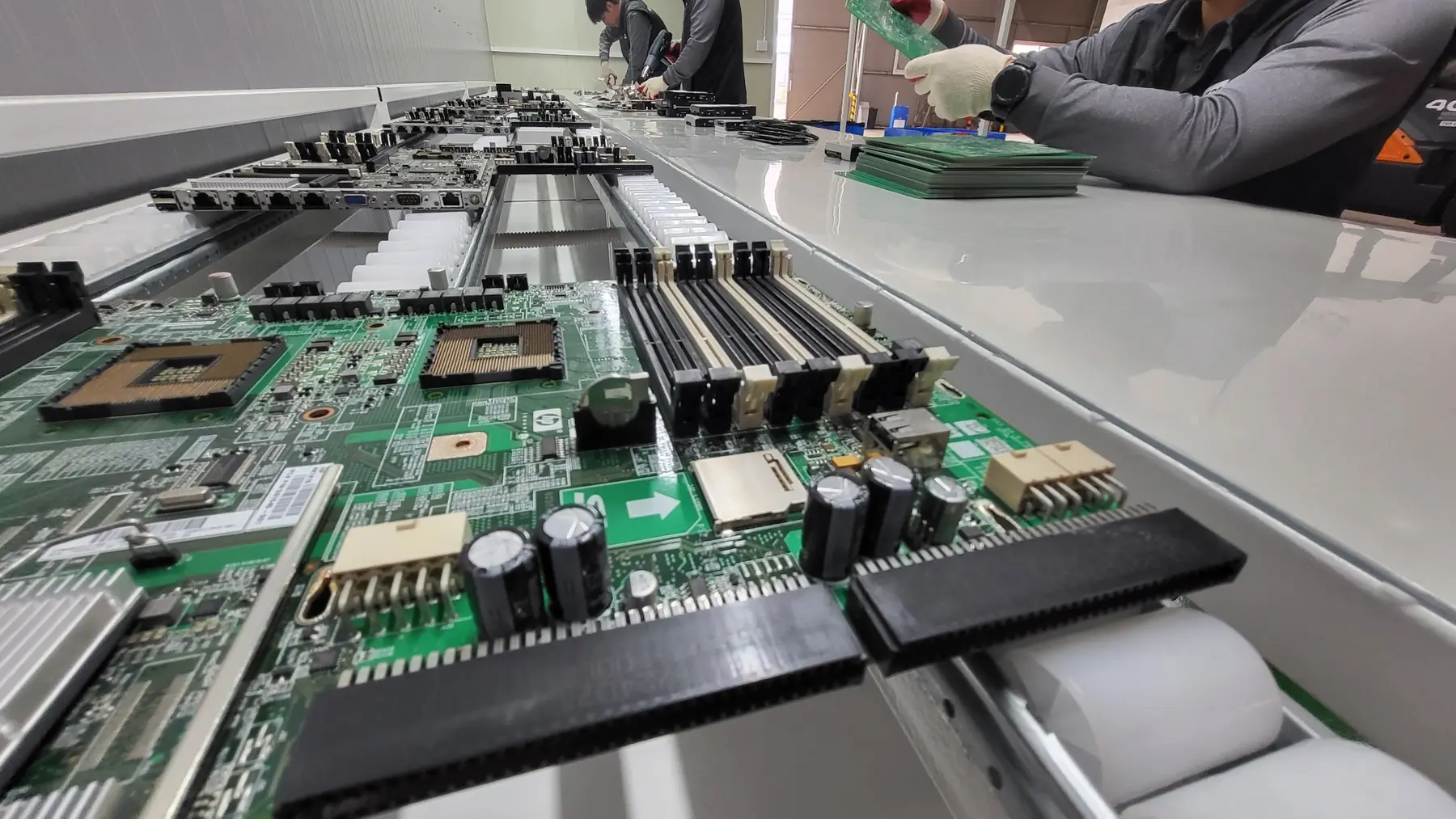 서버 메인보드와 PCB를 분해·선별하는 ITAD 작업
